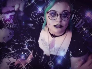 Gothic check loves messing up her make up