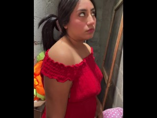 Compañero de trabajo me encuentra en el almacén y tiene sexo con él