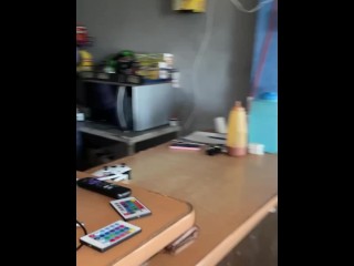 Cliente me folla en la tienda donde trabajo por dinero