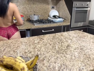 Encontre a mi Hermosa Madrastra Cocinando en Bikini bien Sexy con su Enorme Culo