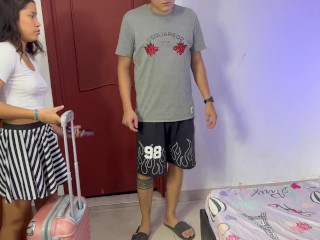 mi hermanastra llega de su campamento de verano y le doy la recibo con la mejor follada de s