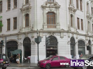 Colombiana super culona es pillada caminando por las calles de Lima, Perú