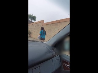 Hermoso coleccionista le da nalgas por unas latas de aluminio.