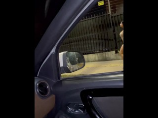 Desconocido se folla a joven de 21 años después de la disco sexo en auto publico