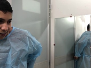 Doctora de enorme culo ayuda a su paciente con su problema de erección - en español
