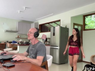 La esposa de mi amigo bailando sexy me pone la verga muy dura