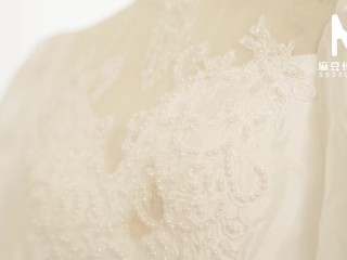ModelMedia Asia - The promiscuous bride who had an affair while wearing her wedding dress