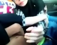 hijab main dalam mobil