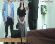 Joven Mujer Casada es Follada por varios Hombres al Frente de su Marido Cornudo NTR Jav Sub Espaol