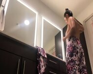 Une colocataire est espionnee en se deshabillant avant la douche