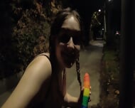 C'est la nuit mais Louise ne pense qu'a se masturber n'importe ou