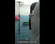 Anak sma mandi