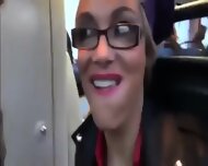 Zwei Schlampen geben mir im Bus Gruppen-Blowjob