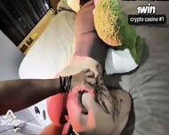 Amberzinha mostra gratido por ganhar um brinquedo de pelcia com enorme satisfao!