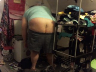 fat white girl buttcrack folding clothes