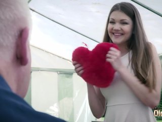 Old man fucks sweetie young pussy the girl swallows mature man cum