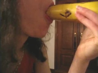 Delycia White: una intensa mamada a un plátano