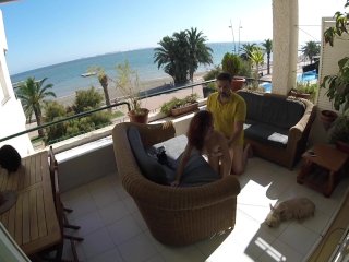 Sexo sigiloso en balcon de playa mientras pasea la gente cerca
