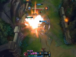Jogando League Of Legends enquanto é fodida pelo namorado