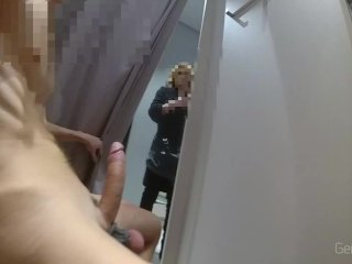 DRESSING ROOM PART1. La signora non riesce a smettere di guardarmi.