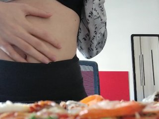 Giganta juega con tinys en su comida [Giantess full video]