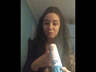 Tetona madurita jugando con la nata por todo el cuerpo.