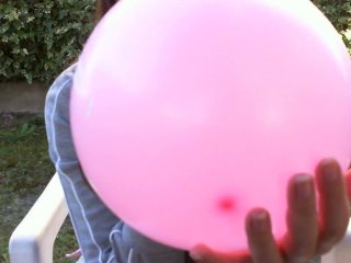 Nicoletta gioca con dei fetish palloncini in giardino sei pronto?