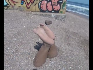 Jugando con mis pies enterrada bajo la arena