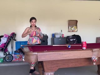diosaera y Zeus tratando de tener sexo en la mesa de billar