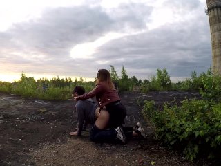 Публично трахнула своего мальчика на крыше заброшки