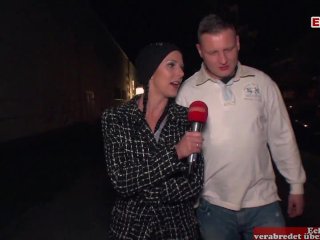 Zwei süße Mädchen teilen sich den Schwanz von einem Passanten beim Sex im Auto