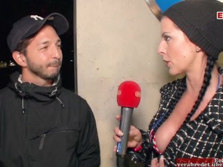 Sexy Pornoschlampe mit geilen Stehtitten sucht einen Fremden zum öffentlichen Sex vor der Kamera