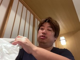おでんを食べる男。