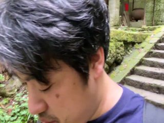 山寺を訪れ、坂道を下る動画。