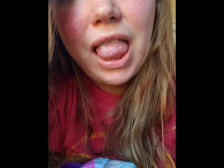 Horny babe loves fingers in her throat