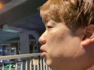早朝に歩道橋で喋る男
