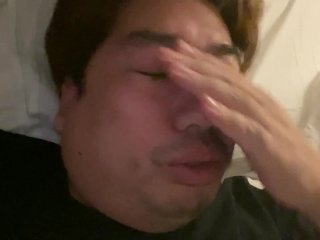 ベットの上で昨日の出来事を解説する男