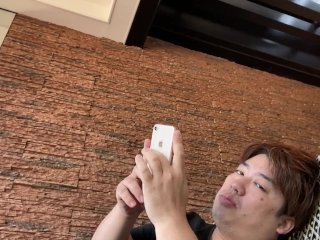ホテルの屋上テラスでランチを楽しむ男