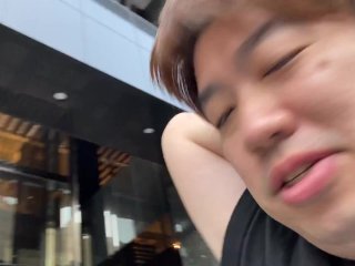 朝ごはんを食べるために歩いている男