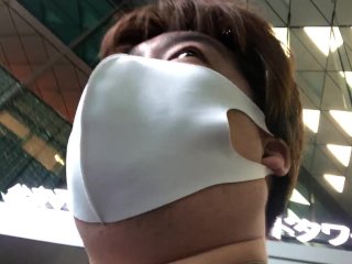 謎のくす玉を発見して不信に思っている男