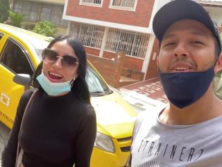 Caminamos hacia la casa y activo su juguete, casi nos descubren