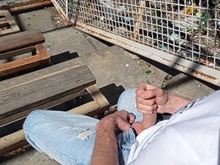 Парень дрочит и кончает на стадионе в экстриме