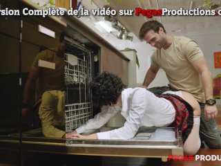Pegas Productions - Coincée dans le Lave-Vaissaile & Baisée Fort