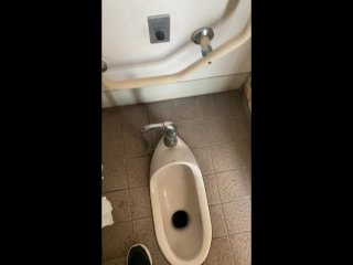 「イクっ！イクよ！出すよ！！」昼間の公園のトイレでおしっこ&オナニー