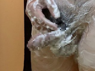 泡まみれのペニスをしごいて勢いよく射精