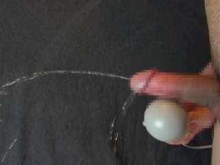 電マでおちんぽマッサージ、射精後も止めずに潮吹き