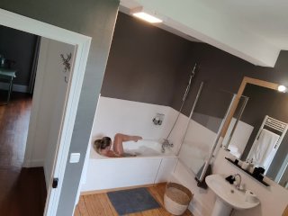 Je me touche dans le bain