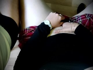 Trop excité par cette jeune étudiante il lui gicle sur les seins