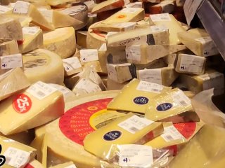 Posso COSPARGERTI il cazzo di FORMAGGIO e SUCCHIARTELO?! ti prego dì si
