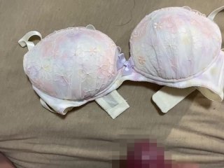 女子大生 20代JDの花柄ピンクブラジャーでオナニーして精子ぶっかけ
